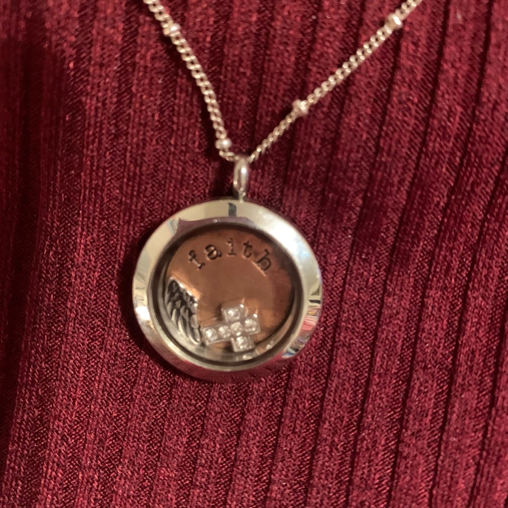 Origami Owl 🦉 Locket with Faith inspired Pendant w/ faith plate charms and chain - Picture 4 of 12